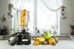 licuadora y frutas en cocina espacio foto
