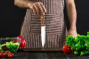 cocinero. profesional cocinero cuchillo incluso clasificado Fresco vegetales foto