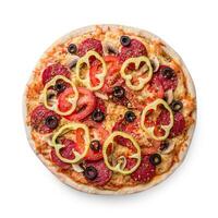 delicioso italiano Pizza con tomate, pepperoni y hongos, parte superior ver aislado en blanco antecedentes foto