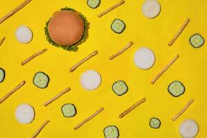 diseño concepto de Bosquejo hamburguesa y francés papas fritas conjunto en amarillo antecedentes. foto
