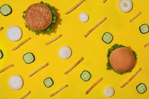 diseño concepto de Bosquejo hamburguesas y francés papas fritas conjunto en amarillo antecedentes. foto