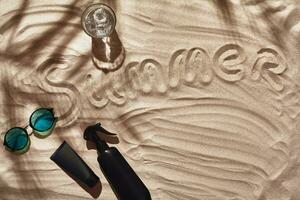 viajero vacaciones accesorios son puesto fuera en un blanco playa arena. plano poner, parte superior vista. foto