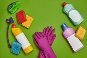 detergentes y limpieza accesorios en un verde antecedentes. limpieza interna concepto. foto