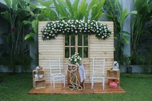 tradicional Boda atmósfera con flor decoraciones en un jardín y al aire libre atmósfera foto