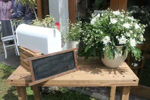 tradicional Boda atmósfera con flor decoraciones en un jardín y al aire libre atmósfera foto