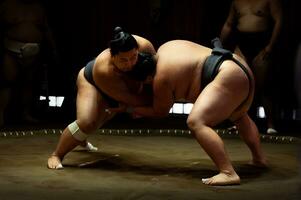 sumo deporte hombre en el final redondo día de Japón sumo torneo competencia, tokio foto