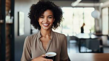 retrato de sonriente africano americano mujer de negocios participación taza de café en oficina generativo ai foto