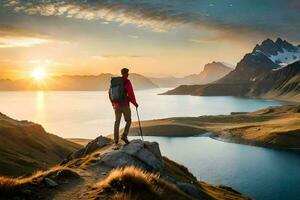 un hombre en pie en un montaña con vista a un lago y montañas a puesta de sol. generado por ai foto