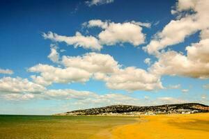 un playa con un azul cielo y nubes foto