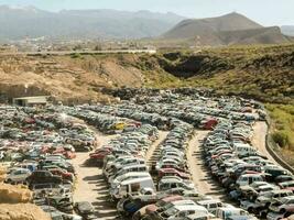 un grande estacionamiento lote lleno de carros foto