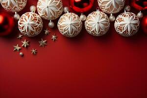 Navidad plano laico Bosquejo con blanco pelotas y oro estrellas adornos decoración en rojo antecedentes con Copiar espacio. parte superior ver de invierno fiesta concepto composición. foto
