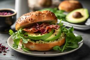 Fresco rosquilla con tocino, aguacate y verde ensalada en lámina, cerca arriba en oscuro antecedentes. ai generado. foto