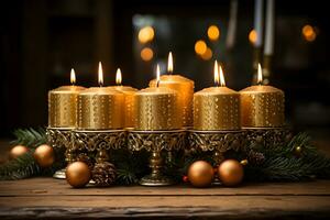 oro ardiente velas en candelabros para alemán adviento estación. Navidad guirnalda decoración en oscuro de madera antecedentes. foto