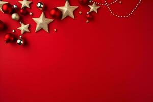 Navidad plano laico Bosquejo con pelotas, oro estrellas y rosario decoración en rojo antecedentes con Copiar espacio. parte superior ver de invierno fiesta concepto composición. foto