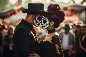 hermosa de cerca retrato de joven Pareja en tradicional Calavera catrina atuendo y maquillaje para el día de el muerto, bailando a el nacional mexicano festival. foto