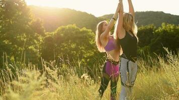 mujer yoga profesor muestra principiante poses video