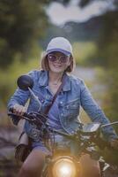 bonito mujer montando deporte enduro motocicleta en suciedad campo foto