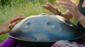 jung Mädchen abspielen und singen auf das Musical Instrument Handpan. trainieren Meditation beim Sonnenuntergang video