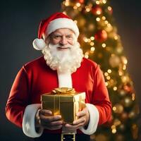 Papa Noel claus con un presente regalo caja en el habitación con Navidad árbol antecedentes - generado imagen foto