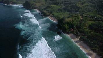 aéreo Visão a partir de batu bengkung de praia localizado dentro Malang, leste Java, Indonésia video