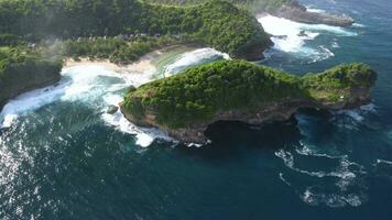 antenne visie van batu bengkung strand gelegen in malang, oosten- Java, Indonesië video