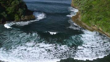 aéreo Visão a partir de batu bengkung de praia localizado dentro Malang, leste Java, Indonésia video