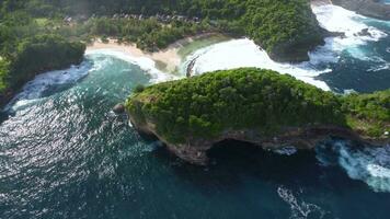 antenne visie van batu bengkung strand gelegen in malang, oosten- Java, Indonesië video