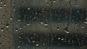 de regn droppar på fönster glas video