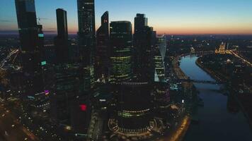 Moskou stad Internationale bedrijf centrum en stad horizon in de vroeg ochtend. antenne visie. dar is vliegend links en omhoog. vaststelling schot video