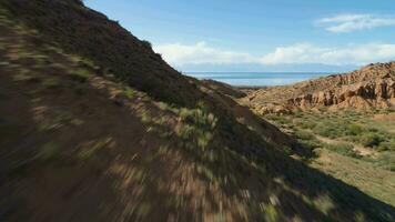 en volant vite plus de rouge canyon et route à ensoleillé journée. aérien voir. drone est en volant vers l'avant à faible angle. établissement coup video