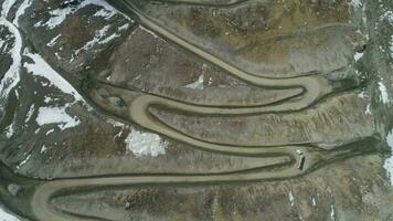 camion partire su alto montagna strada passaggio. aereo verticale dall'alto al basso Visualizza. fuco è volante verso l'alto. stabilendo tiro video