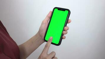 mulher segurando inteligente telefone verde tela video