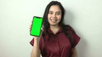 mulher segurando telefone verde tela video