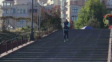 atleti in esecuzione Lavorando su un' cardio esercizio video