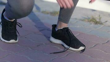 joven deporte mujer atadura corriendo Zapatos durante formación fuera de video