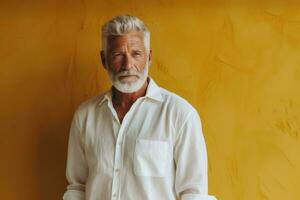 retrato de mayor hombre con gris barba en blanco camisa en amarillo antecedentes generativo ai foto