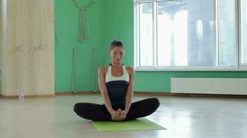 volwassen vrouw in yoga positie video