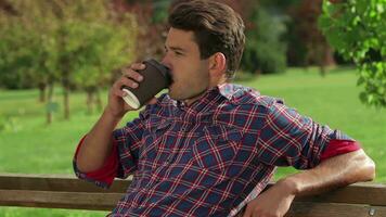 Masculin sur parc banc avec café video