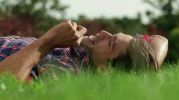 Beau Masculin étudiant sur une vert herbe video