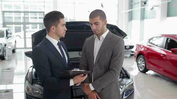 mostrando il vantaggi di il auto nel auto salone video