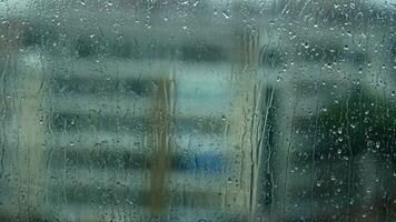 il pioggia gocce su finestra bicchiere video
