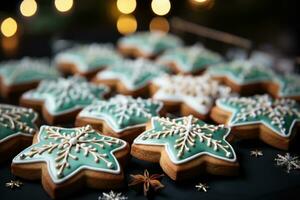 recién horneado Navidad galletas enfriamiento aislado en un verde degradado antecedentes foto