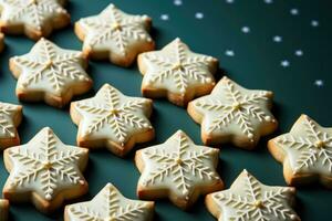 recién horneado Navidad galletas enfriamiento aislado en un verde degradado antecedentes foto