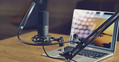Zuhause Studio zum ein Audio- Podcast Gastgeber. Studio Mikrofon und Laptop auf das Tabelle video