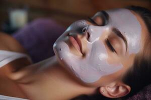 un profesional masajista aplicando un lavanda infundido facial máscara en un cliente para relajación y piel rejuvenecimiento relajante spa antecedentes con vacío espacio para texto foto