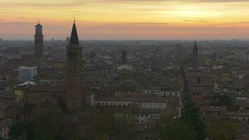 aéreo ver de Verona horizonte a puesta de sol duomo di Verona Veneto región Italia video