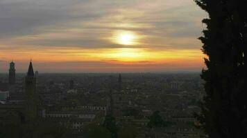 Antenne Aussicht von Verona Horizont beim Sonnenuntergang Duomo di Verona veneto Region Italien video