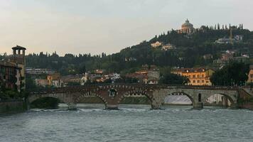 veronese, il vecchio romano ponte Ponte pietra attraversamento il fiume adige e occupato con turisti. veneto video