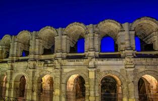 romano anfiteatro, arlés, provenza, Francia en noche. foto