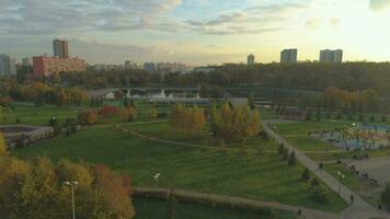 verde urbano parco con persone a tramonto nel autunno. aereo Visualizza. video